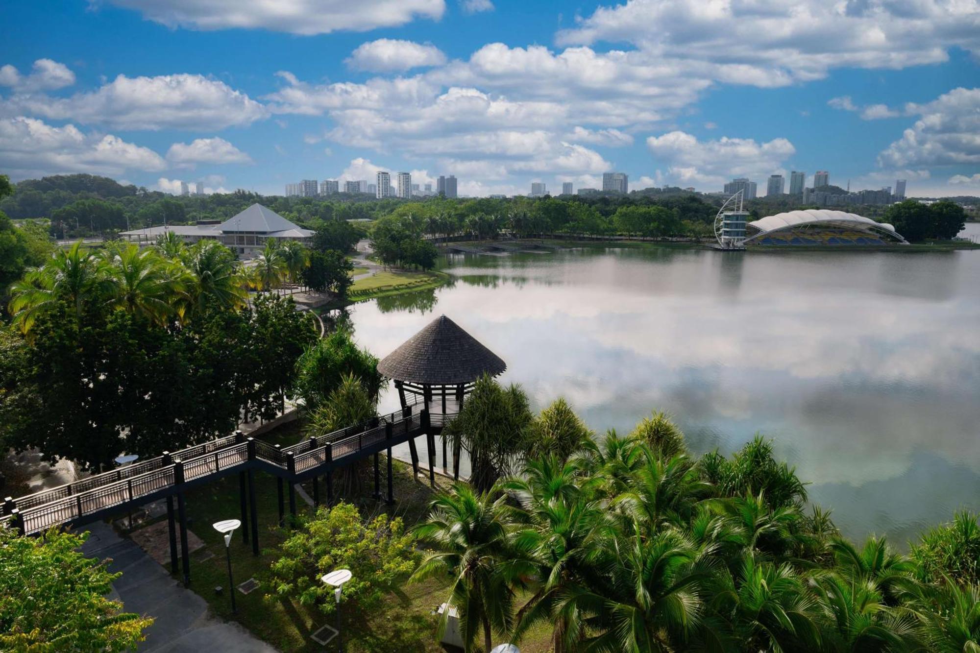 Doubletree By Hilton Putrajaya Lakeside מראה חיצוני תמונה